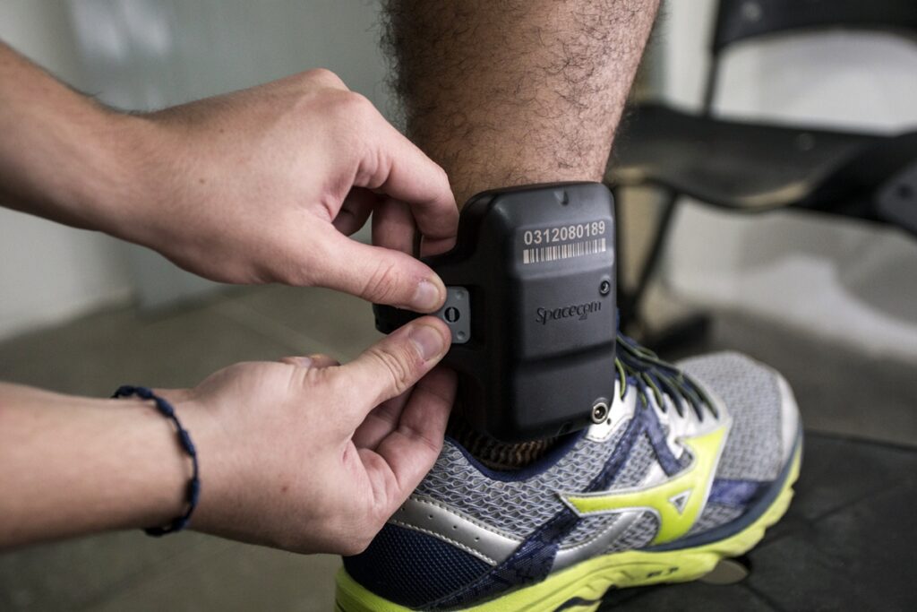 deputada-propoe-que-tornozeleira-de-agressores-de-mulher-seja-rosa