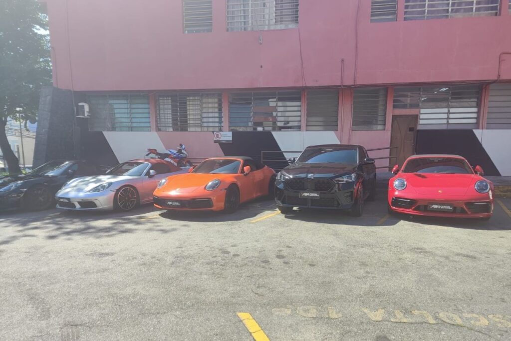 porsche,-audi,-bmw:-policia-apreende-carros-de-luxo-e-dinheiro-em-loja