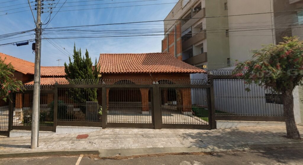 homem-constroi-muro-de-13m-e-tapa-janelas-de-predio-vizinho-em-mg