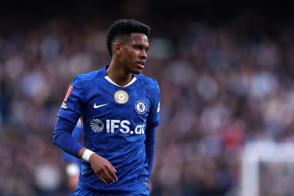 estevao-sai-mancando-em-jogo-do-chelsea-e-preocupa-para-copa-do-mundo