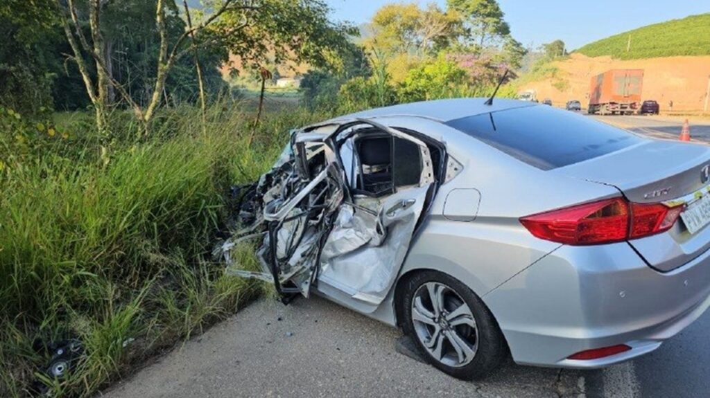 feriado:-motorista-de-bh-morre-preso-as-ferragens-em-batida-na-br-262