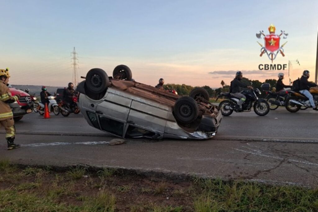 carro-capota-apos-acidente-na-br-070-e-rodovia-e-interditada