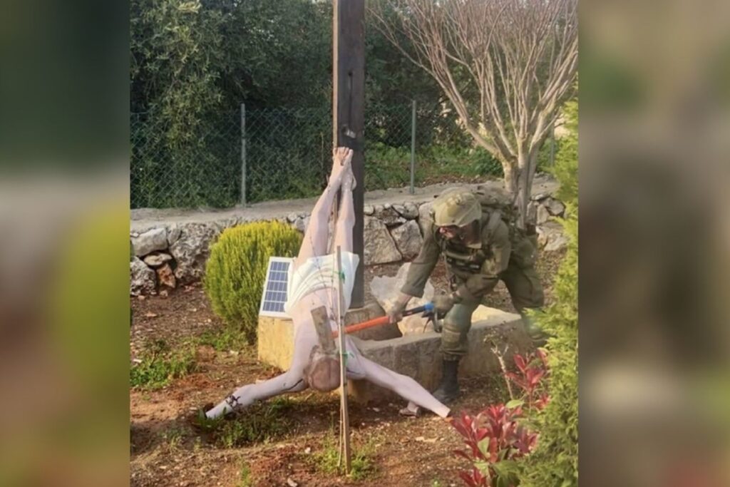soldado-israelense-destroi-estatua-de-cristo-a-marretadas-no-libano