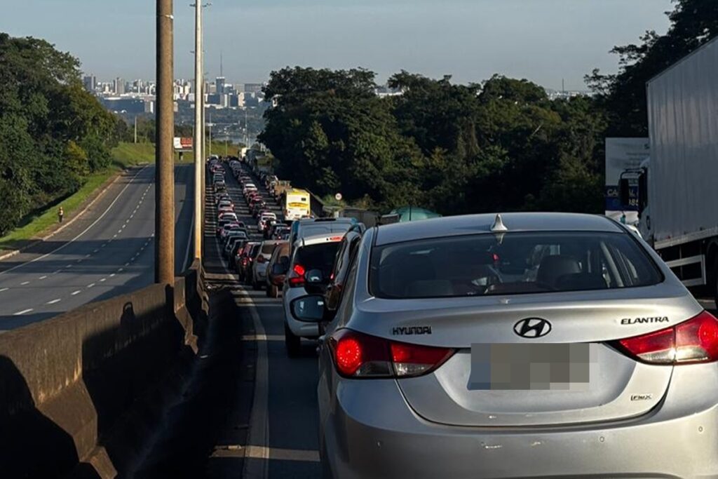 acidente-com-moto-e-corrida-de-rua-afetam-transito-na-ponte-jk