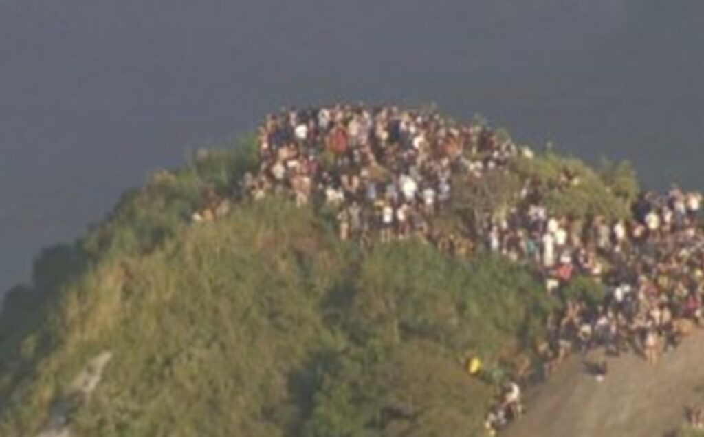 vidigal:-turistas-ficam-presos-em-morro-apos-tiroteio-entre-policia-e-cv.-veja-video