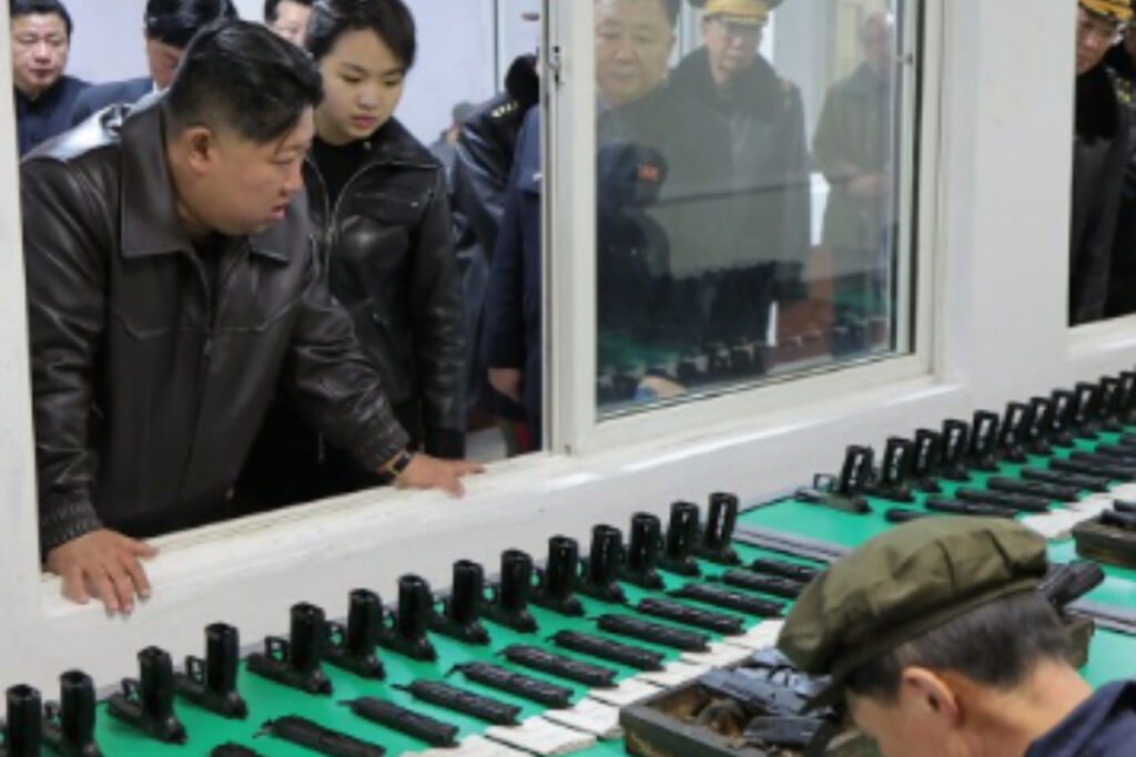 kim-jong-un-testa-missil-que-dispersa-centenas-de-explosivos