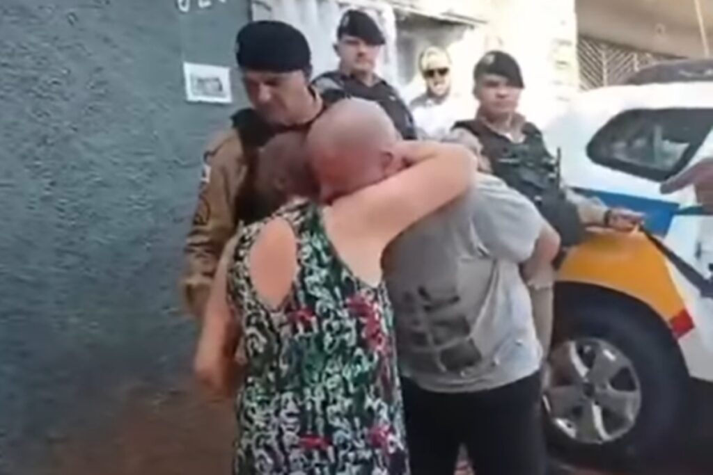 condenado-por-ato-de-8/1-chora-e-pede-abraco-da-mae-ao-ser-preso-em-mg