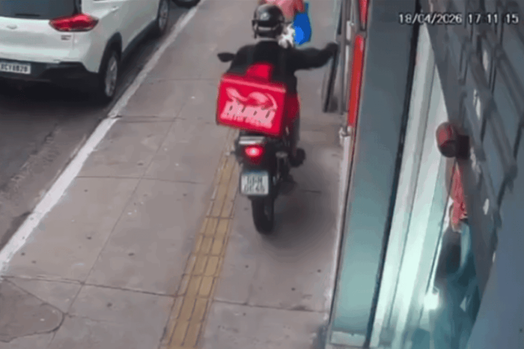 falso-entregador-sobe-na-calcada-e-rouba-celular-de-mulher-em-segundos.-veja-video