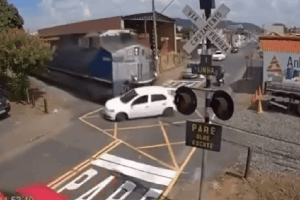 que-susto!-carro-falha-ao-passar-sobre-trilhos-e-e-atingido-por-trem.-veja-video