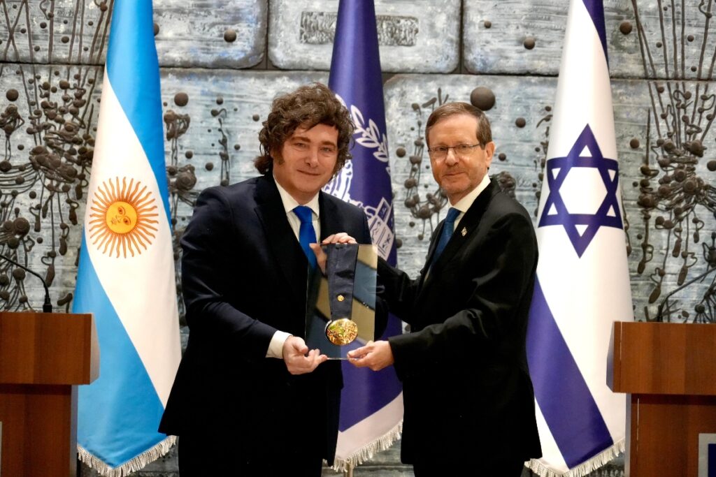 em-israel,-milei-ganha-medalha-de-honra-por-apoio-ao-estado-israelense