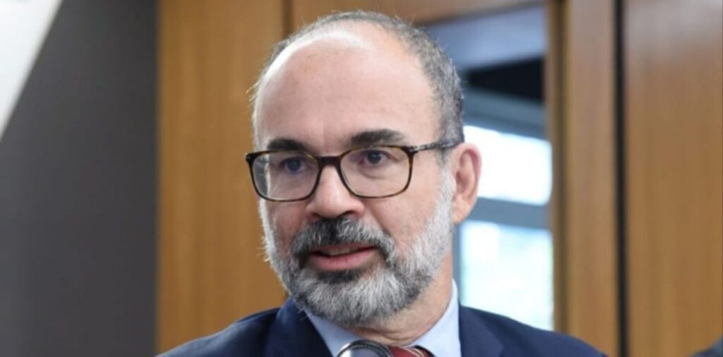 simoes-exonera-secretario-de-fazenda-em-minas