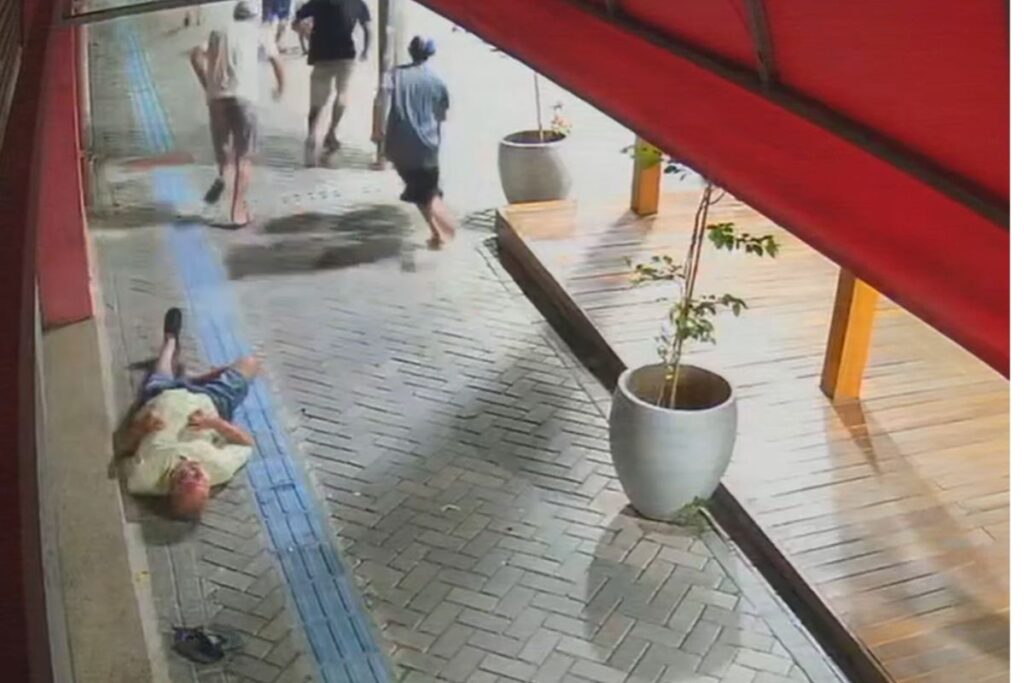 grupo-de-jovens-foge-apos-agredir-e-deixar-aposentado-desacordado.-veja-video