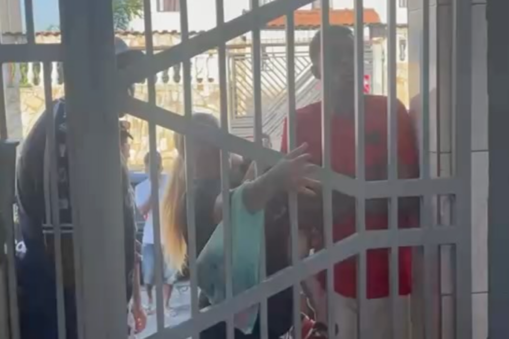 video-mostra-vizinhos-ameacando-mulher-trans-em-conjunto-habitacional