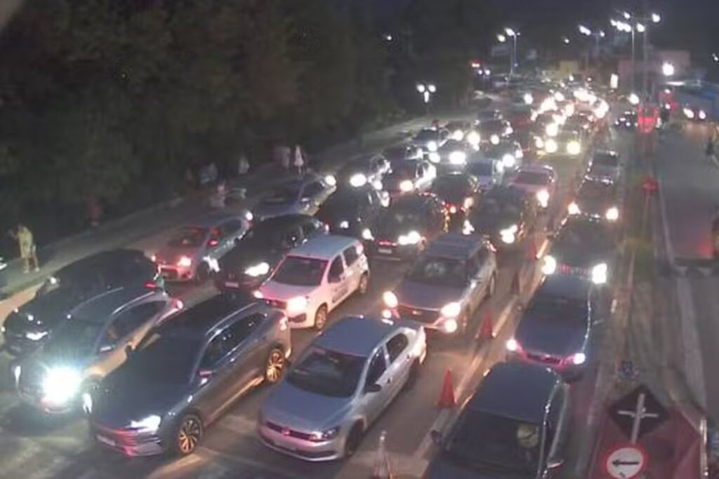 vespera-de-feriado-tem-fila-de-3-horas-para-travessia-de-balsa-no-litoral