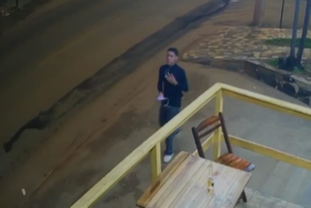 cameras-registraram-adolescente-momentos-antes-de-desaparecer-e-ser-encontrado-morto.-veja-video