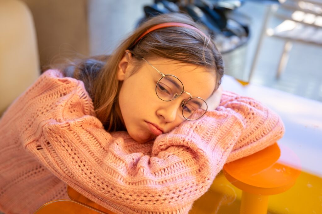 “jet-lag-social”:-entenda-o-efeito-de-dormir-tarde-e-acordar-cedo