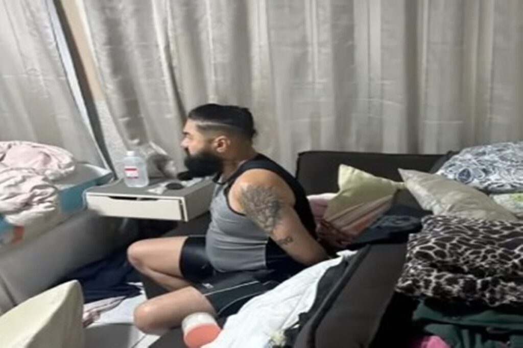 pastor-preso-na-cama-com-homem-castigava-fieis-com-chicote,-diz-policia