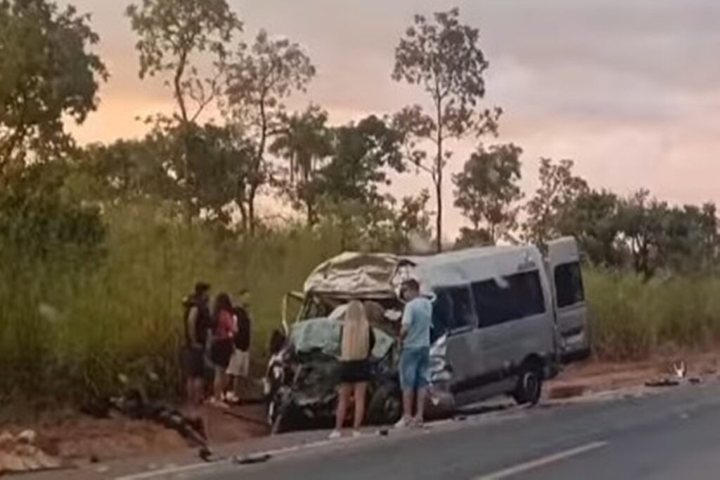 veja-como-ficou-van-apos-grave-acidente-que-matou-8-pessoas-na-br-020