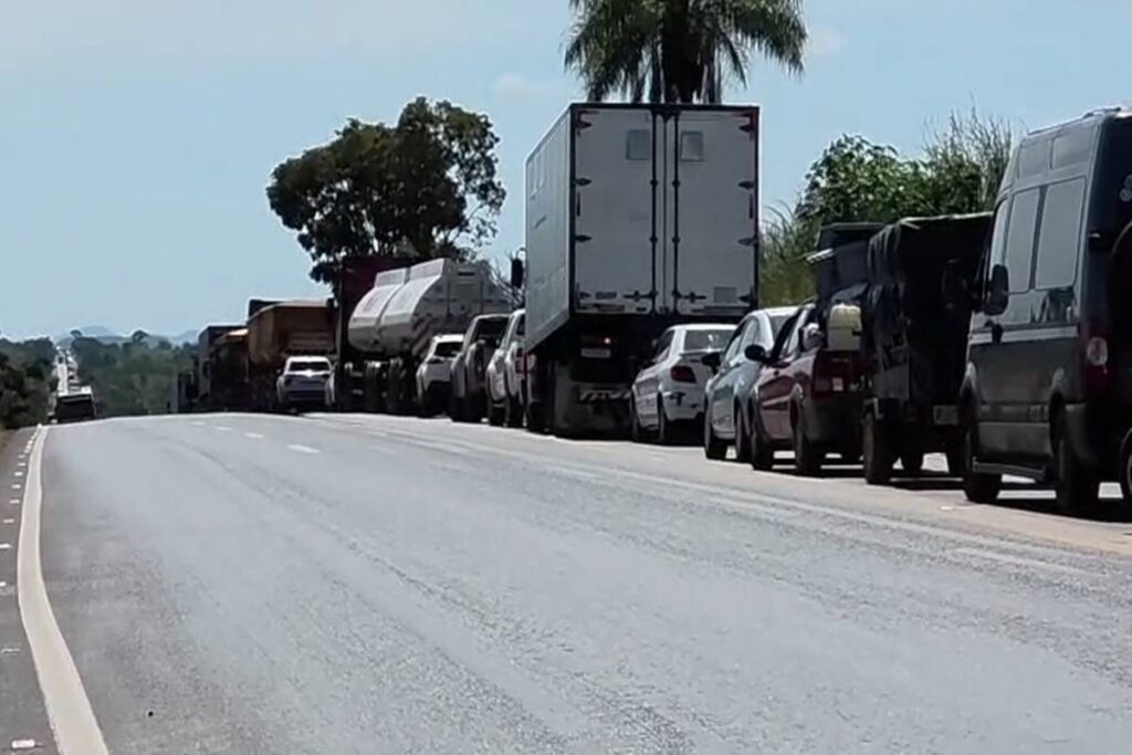 br-020-tem-interdicao-e-congestionamento-apos-acidente-com-8-mortes.-veja-video