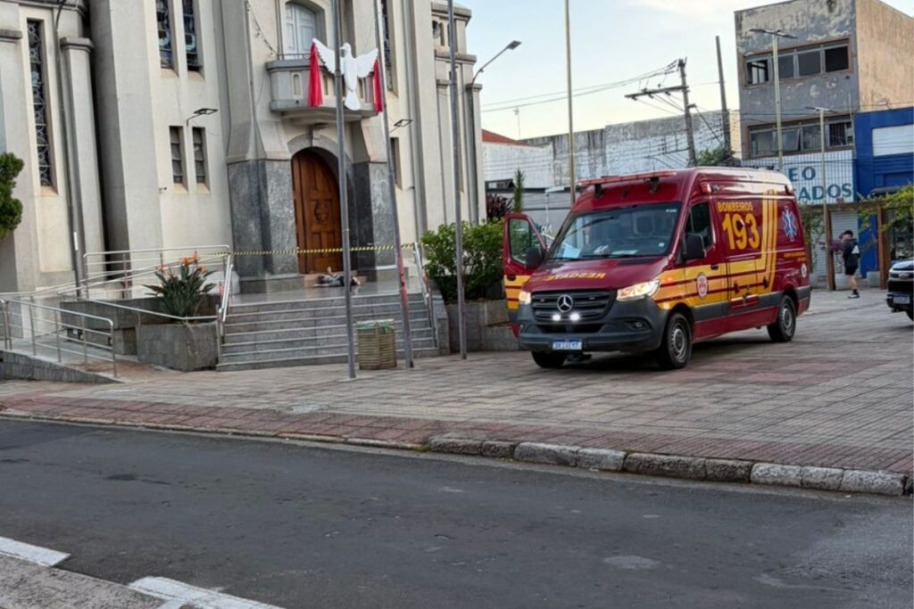 cac-e-encontrado-morto-em-porta-de-igreja-e-arma-desaparece