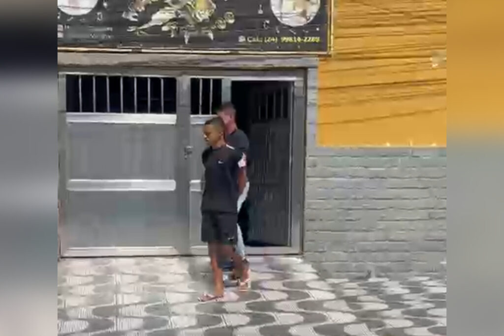 homem-que-atirou-contra-policiais-e-preso-enquanto-fazia-tatuagem .-veja-video