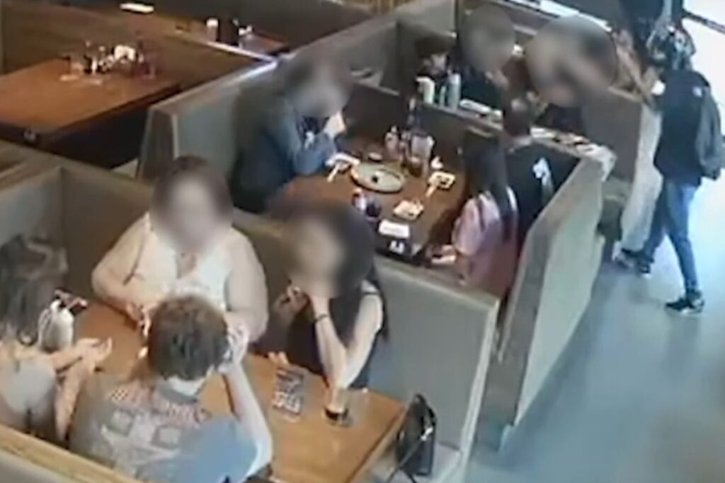 trio-agride-cliente-e-leva-tudo-durante-arrastao-em-restaurante.-veja