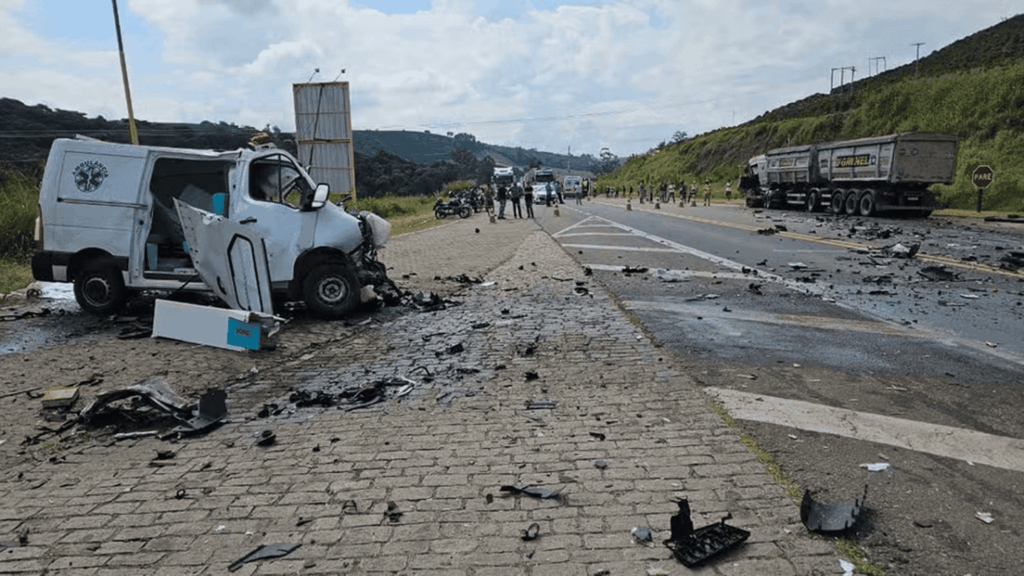 acidente-entre-ambulancia-e-carreta-deixa-dois-mortos-na-br-116-em-mg.-video