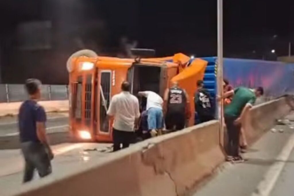 carreta-tomba,-atinge-carros-e-provoca-interdicao-na-fernao-dias