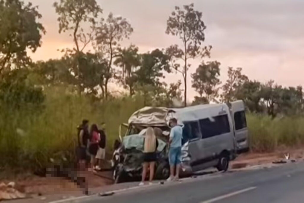 mortes-na-br-020:-van-com-13-pessoas-fazia-transporte-clandestino.-video