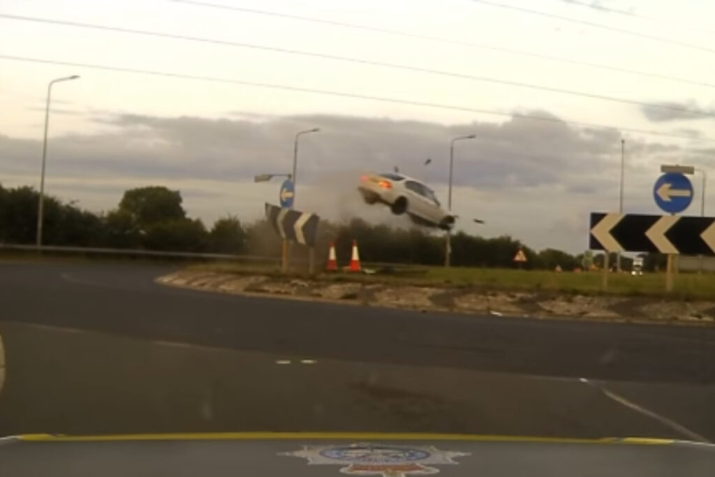 carro-a-220-km/h-“voa”-sobre-rotatoria-apos-perseguicao-no-reino-unido.-veja-video