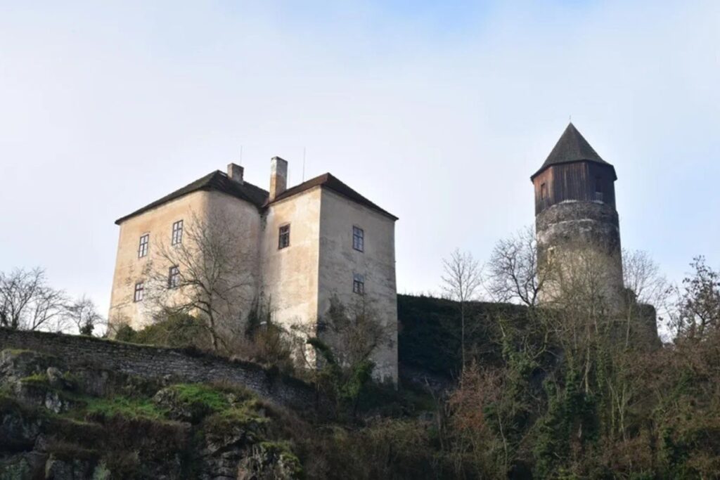 vendas-de-kingdom-come:-deliverance-ajudam-a-preservar-castelo-real