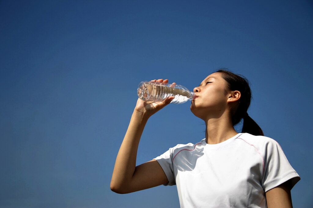 beber-agua-quente-de-manha-realmente-faz-bem?-entenda-tendencia