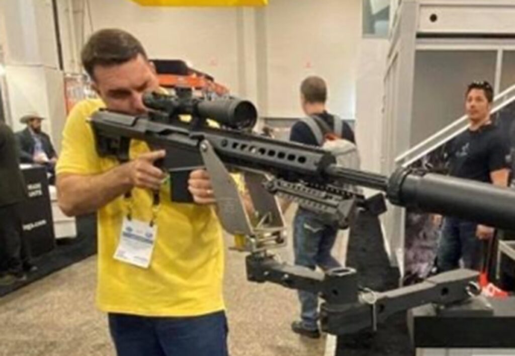 artilharia-do-pt-volta-a-2022-e-ataca-historico-armamentista-de-flavio