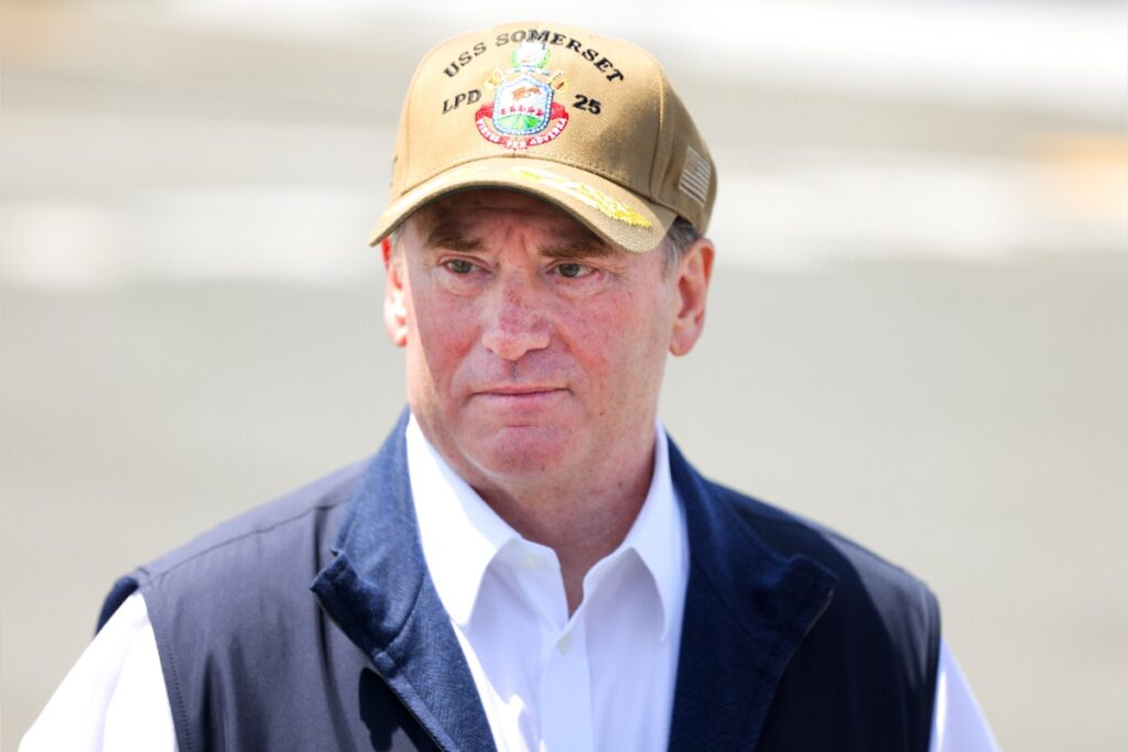 secretario-da-marinha-dos-eua-deixa-cargo-em-meio-a-guerra-com-ira