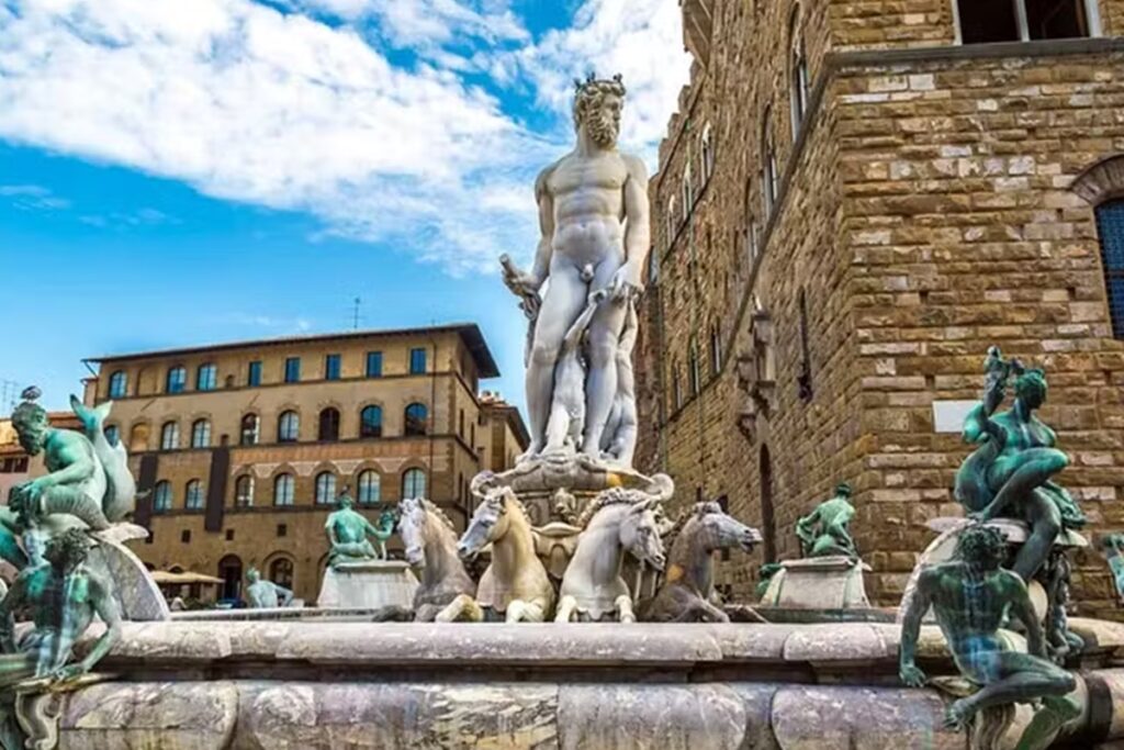 mulher-tenta-tocar-penis-de-estatua-na-italia-e-e-multada-em-r$-30-mil