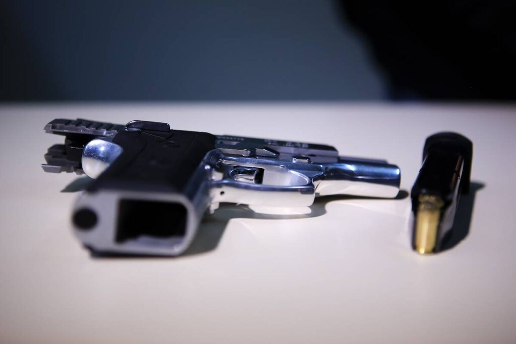 “medo-de-ser-roubado”:-falso-policial-civil-e-preso-com-3-armas-na-cintura