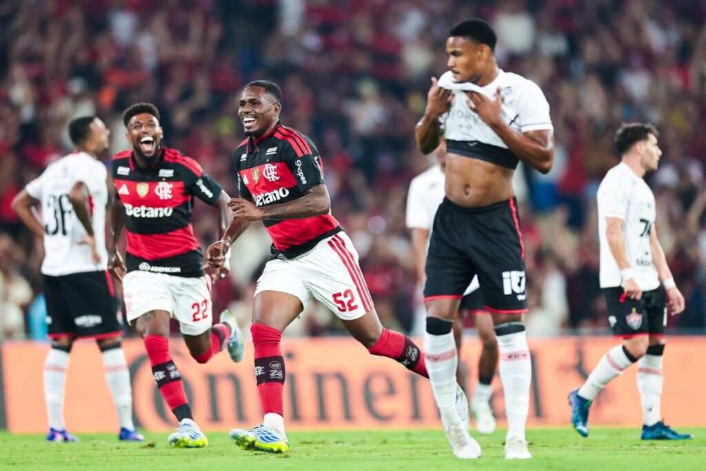 flamengo-x-vitoria:-web-se-revolta-com-arbitragem-em-jogo.-veja-lances