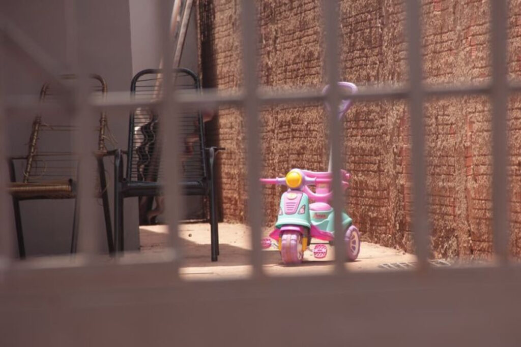 ms:-pais-saem-para-lanchar-e-deixam-crianca-de-1-ano-sozinha-em-casa