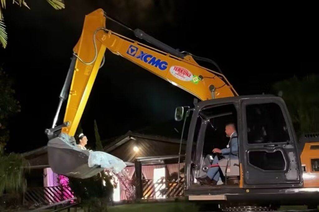 video:-noiva-chega-ao-altar-em-escavadeira-operada-pelo-noivo