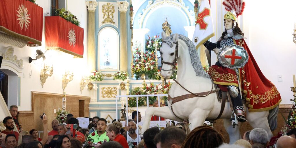 fieis-se-concentram-no-centro-do-rio-para-celebrar-dia-de-sao-jorge