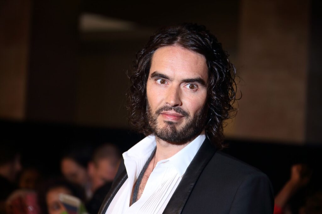 russell-brand-admite-ter-dormido-com-jovem-de-16-anos-quando-tinha-30
