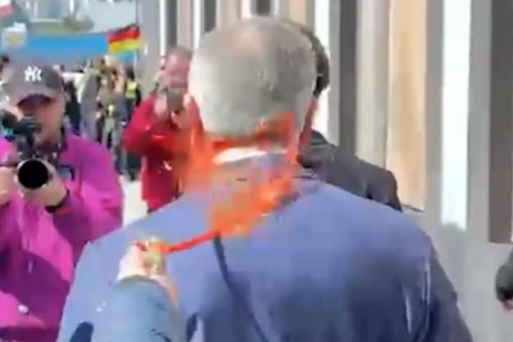 principe-exilado-do-ira-e-atingido-com-suco-de-tomate-na-alemanha