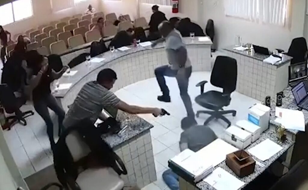 homem-que-atirou-no-assassino-do-pai-em-pleno-juri-e-absolvido-em-pe