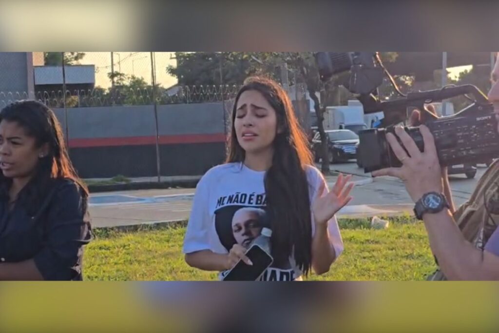 apos-decisao,-esposa-de-mc-ryan-faz-oracao-e-chora-em-frente-a-prisao.-veja-video