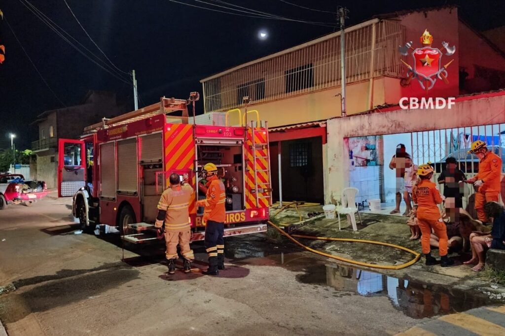 quatro-moradores-sao-resgatados-de-incendio-que-consumia-casa-no-df