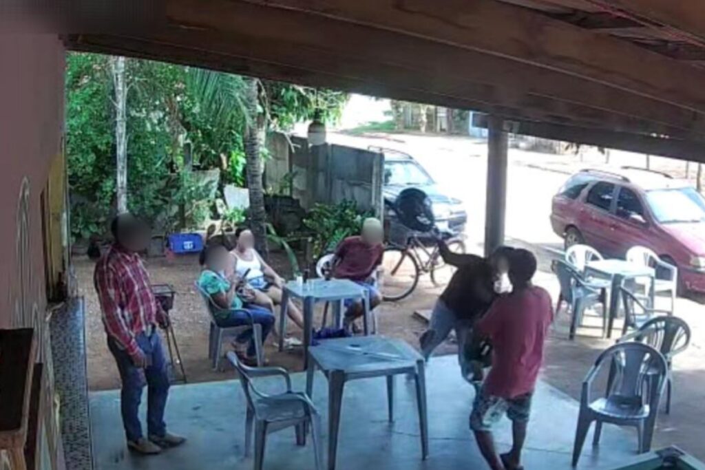 mulher-mata-homem-espancado-com-golpes-de-capacete-em-bar