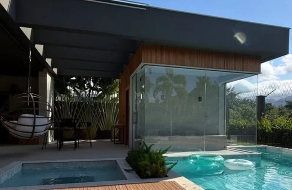 conheca-a-mansao-de-r$-10-milhoes-do-cantor-que-brilha-em-tres-gracas