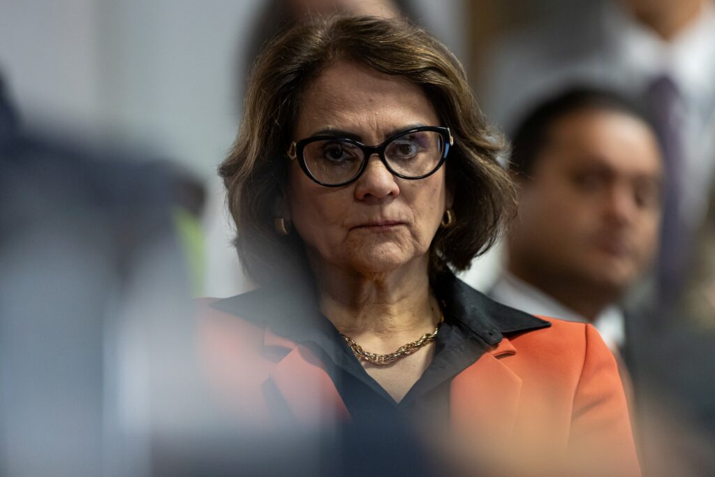 damares-aciona-renan-calheiros-por-dados-sigilosos-do-banco-master