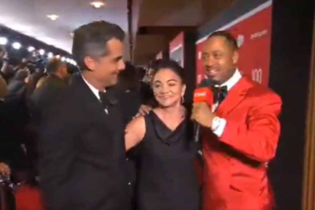 mae-de-wagner-moura-rouba-a-cena-em-tapete-vermelho-nos-eua.-veja