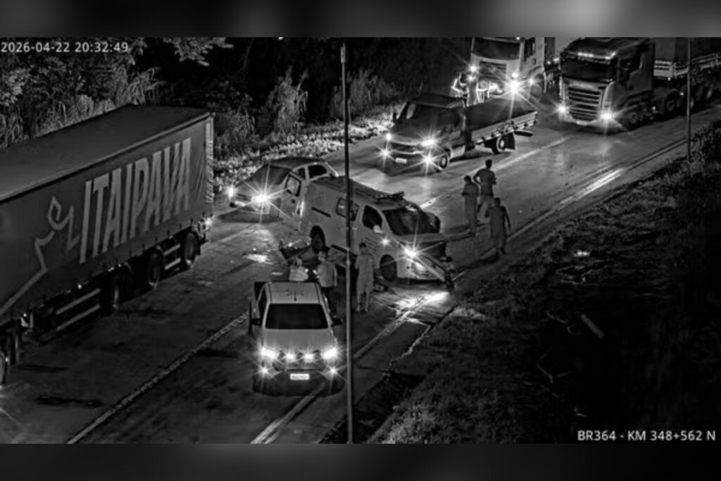 carreta-atinge-ambulancia-do-samu-e-mata-enfermeira-e-motorista